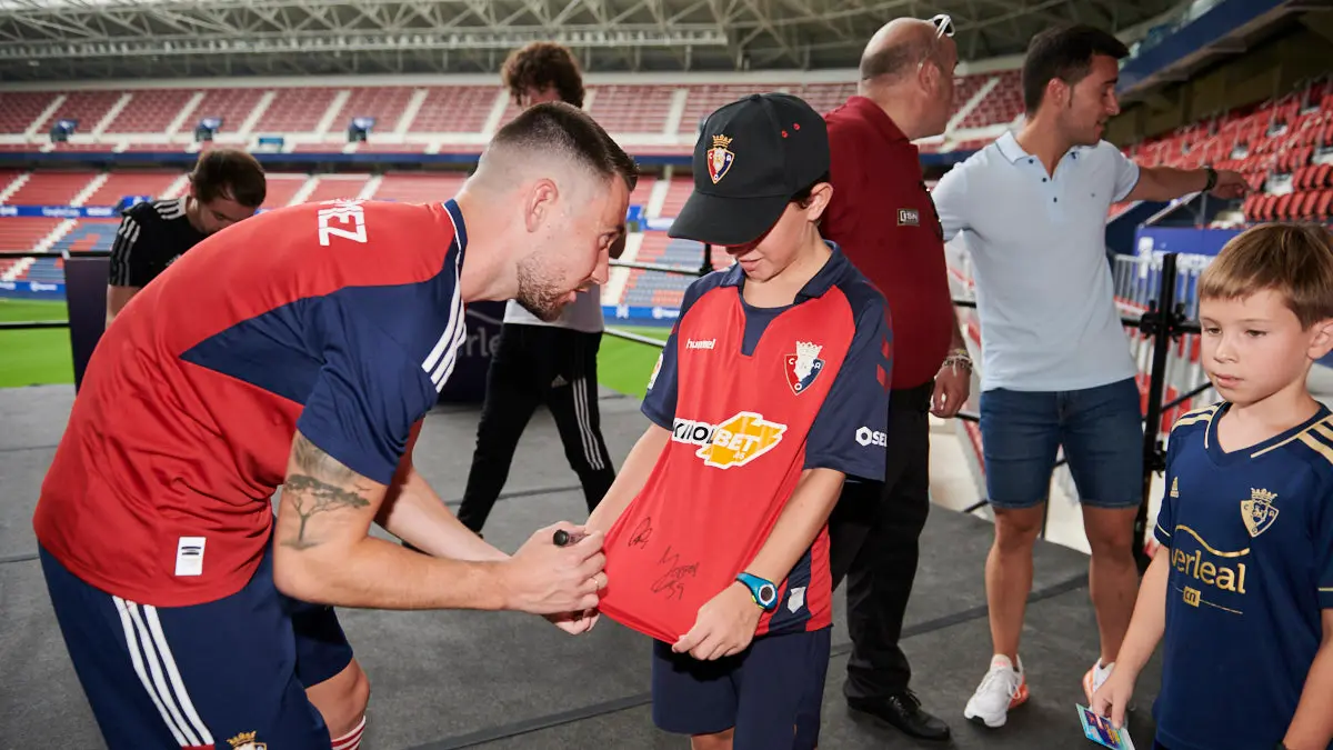 Presentación de Moi Gómez como nuevo jugador de Osasuna en el estadio El Sadar ante la afición. PABLO LASAOSA