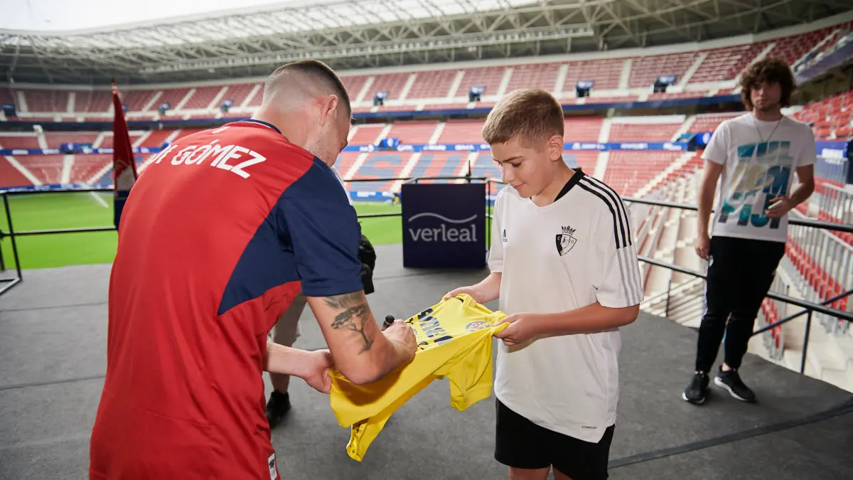 Presentación de Moi Gómez como nuevo jugador de Osasuna en el estadio El Sadar ante la afición. PABLO LASAOSA