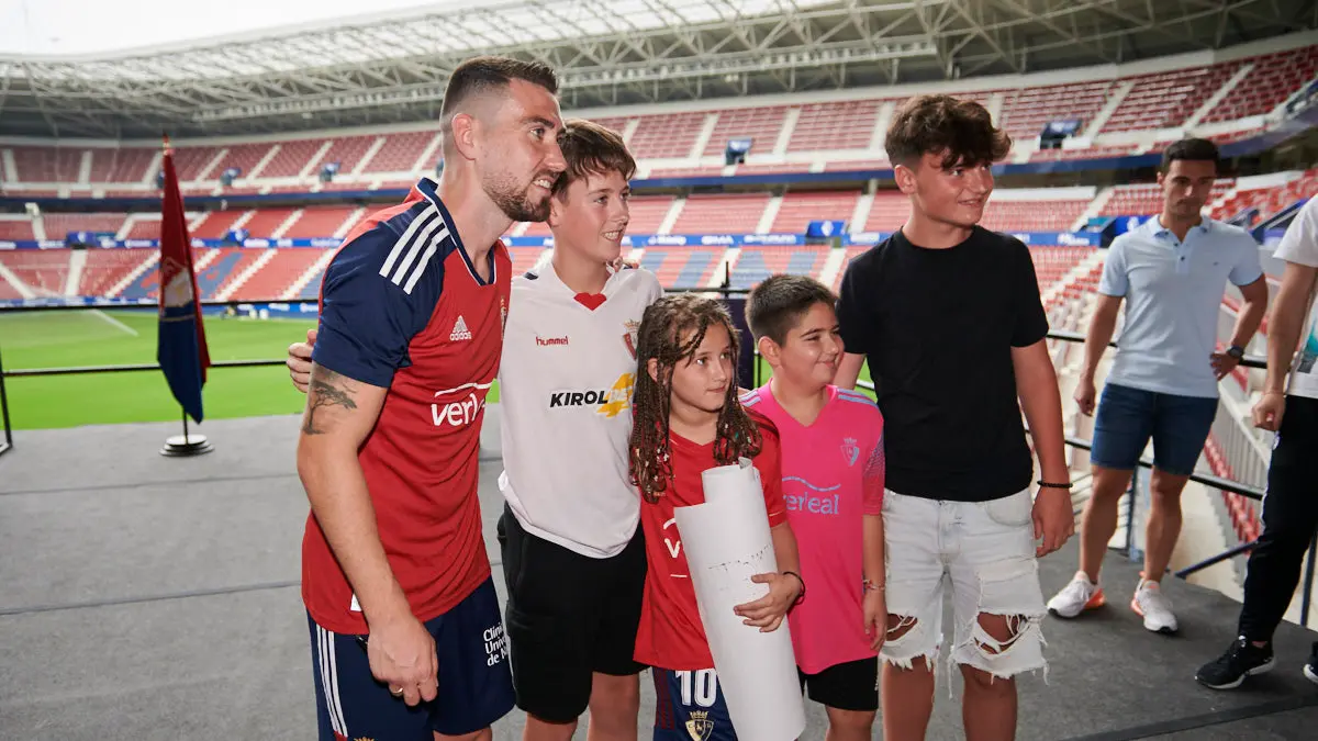 Presentación de Moi Gómez como nuevo jugador de Osasuna en el estadio El Sadar ante la afición. PABLO LASAOSA