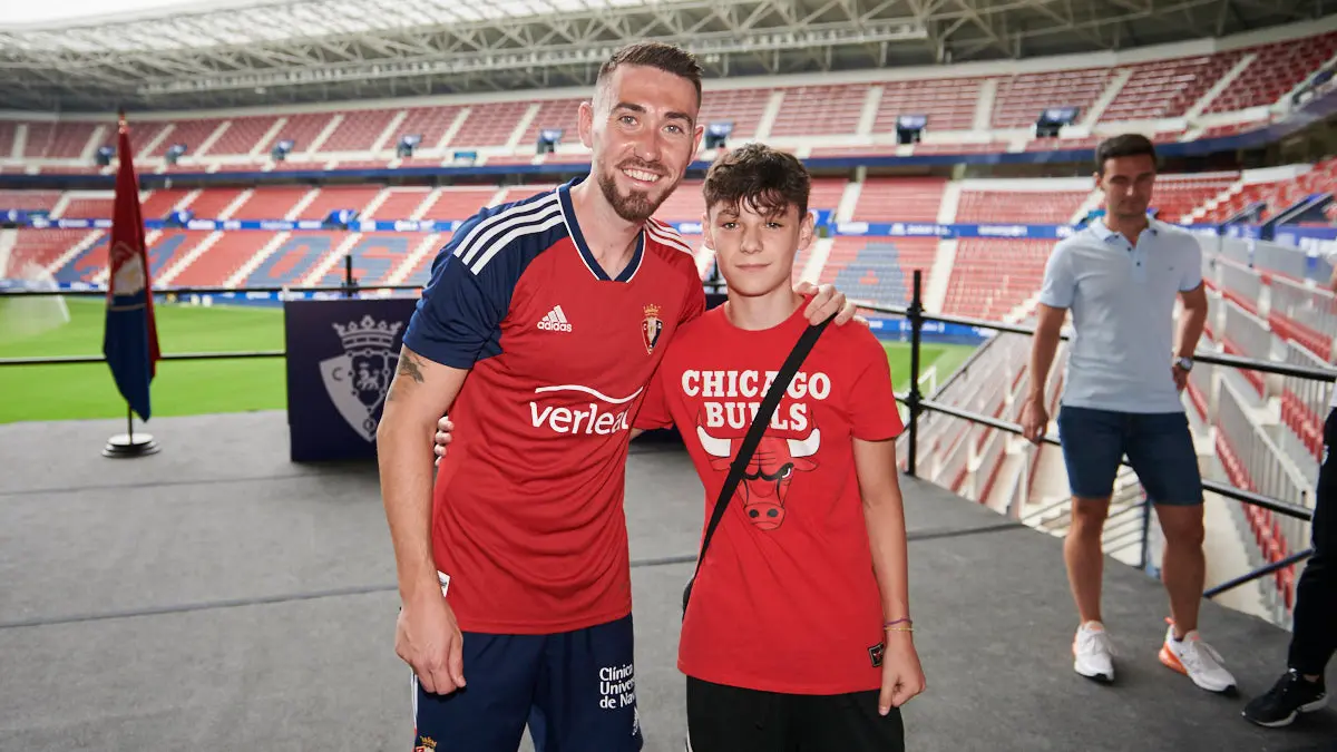 Presentación de Moi Gómez como nuevo jugador de Osasuna en el estadio El Sadar ante la afición. PABLO LASAOSA