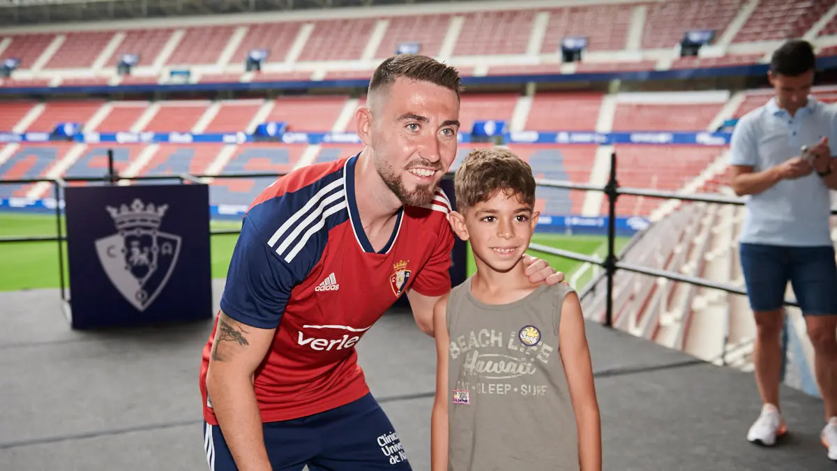 Presentación de Moi Gómez como nuevo jugador de Osasuna en el estadio El Sadar ante la afición. PABLO LASAOSA