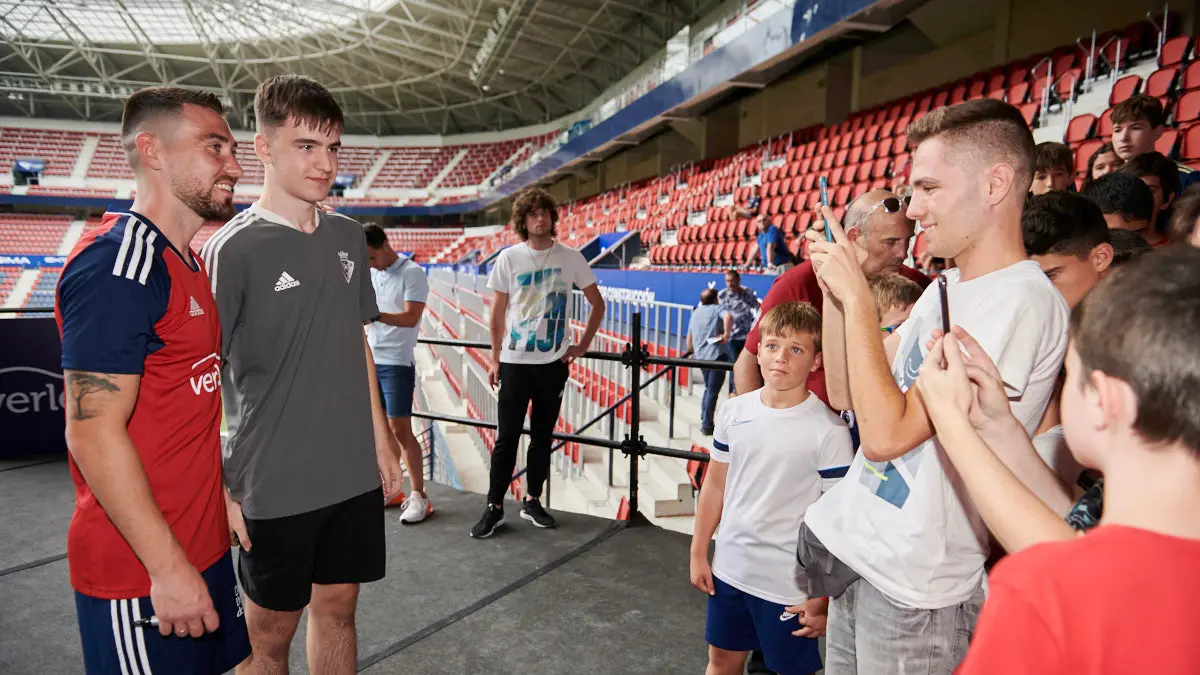 Presentación de Moi Gómez como nuevo jugador de Osasuna en el estadio El Sadar ante la afición. PABLO LASAOSA