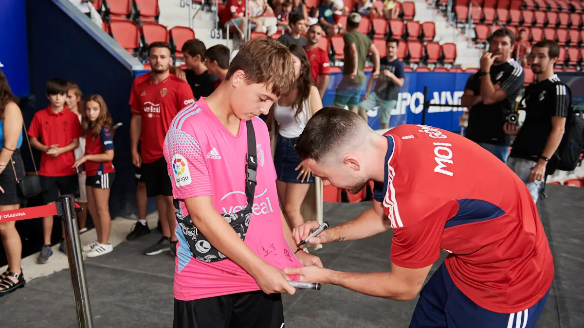 Presentación de Moi Gómez como nuevo jugador de Osasuna en el estadio El Sadar ante la afición. PABLO LASAOSA