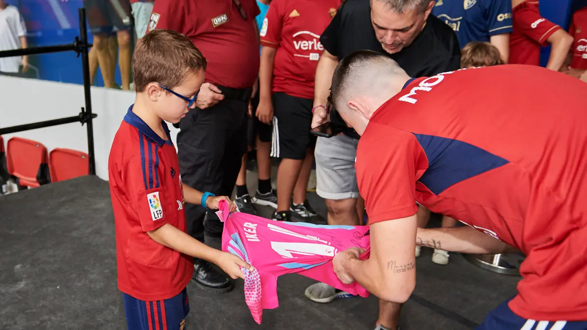 Presentación de Moi Gómez como nuevo jugador de Osasuna en el estadio El Sadar ante la afición. PABLO LASAOSA