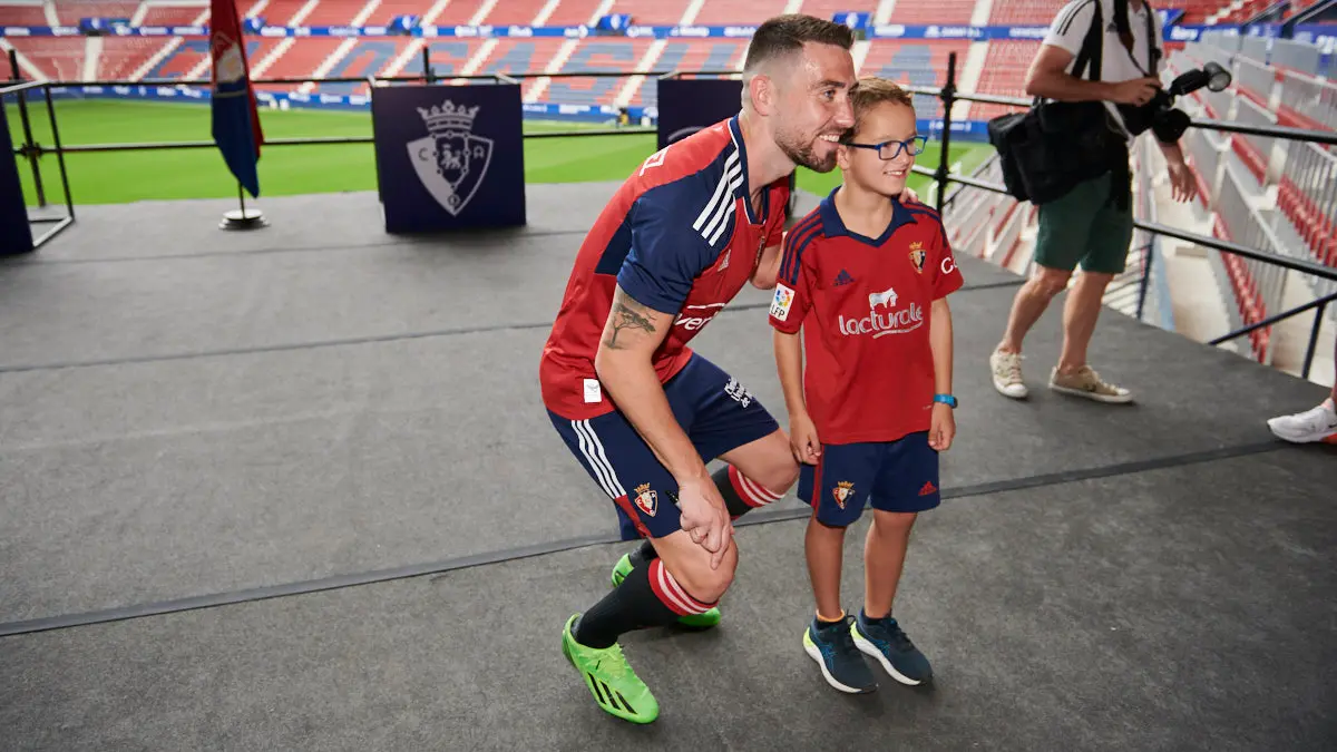 Presentación de Moi Gómez como nuevo jugador de Osasuna en el estadio El Sadar ante la afición. PABLO LASAOSA