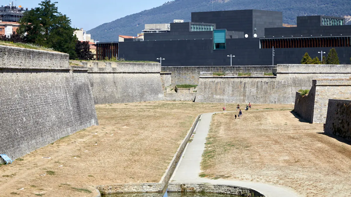 Estado de las zonas verdes de la Vuelta del Castillo y los fosos de la Ciudadela de Pamplona tras las Fiestas de San Fermín 2022. IÑIGO ALZUGARAY