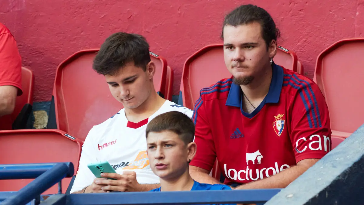 La grada de El Sadar durante el partido de La Liga Santander entre Osasuna y Cádiz. IÑIGO ALZUGARAY