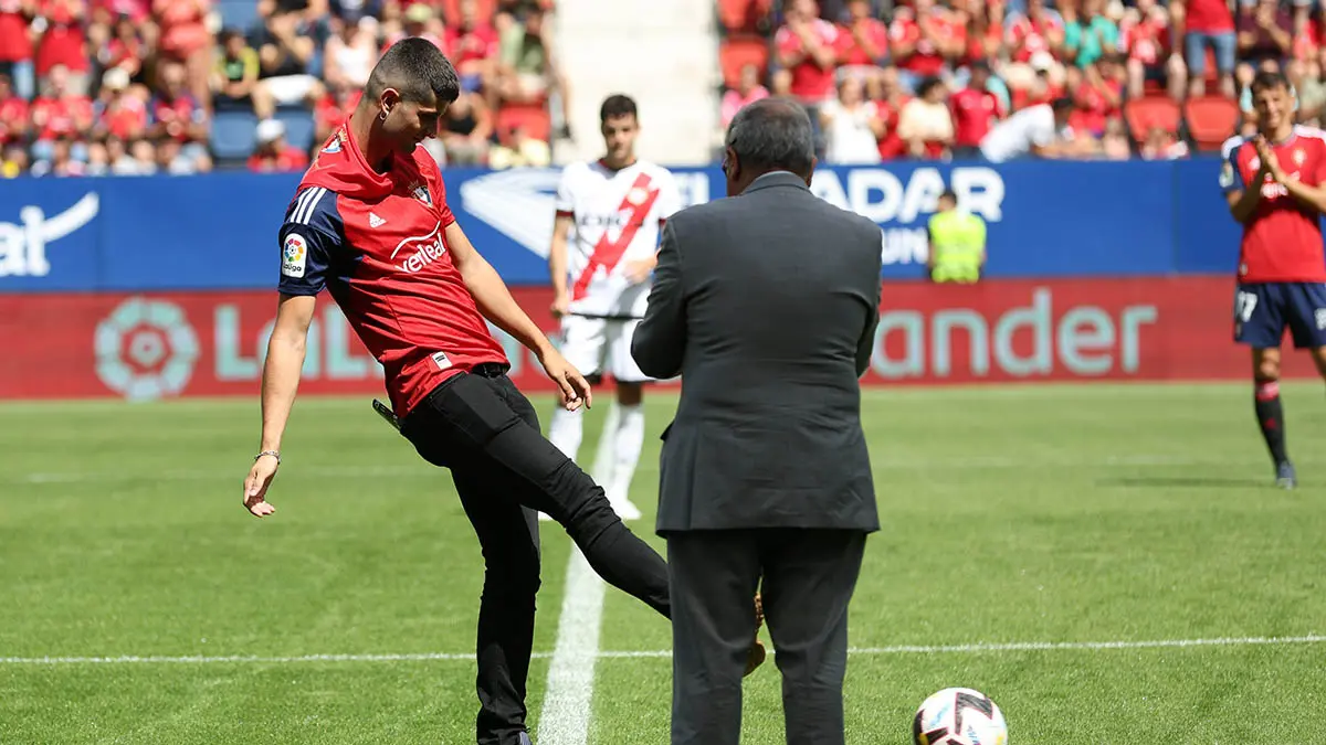 El atleta navarro Asier Martínez hace el saque de honor del Osasuna-Rayo Vallecano en El Sadar tras proclamarse campeón de europa en 110m vallas. C.A. OSASUNA