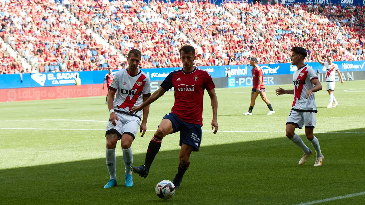 Partido de La Liga Santander entre Osasuna y Rayo Vallecano disputado en el estadio de El Sadar. IÑIGO ALZUGARAY