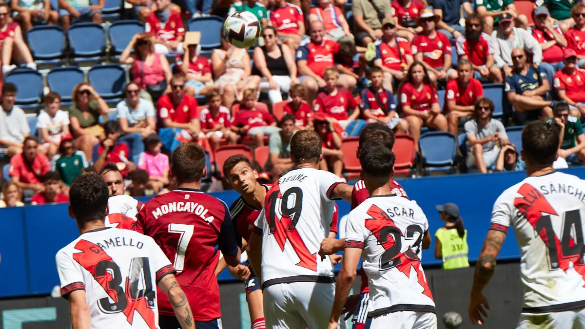 Partido de La Liga Santander entre Osasuna y Rayo Vallecano disputado en el estadio de El Sadar. IÑIGO ALZUGARAY