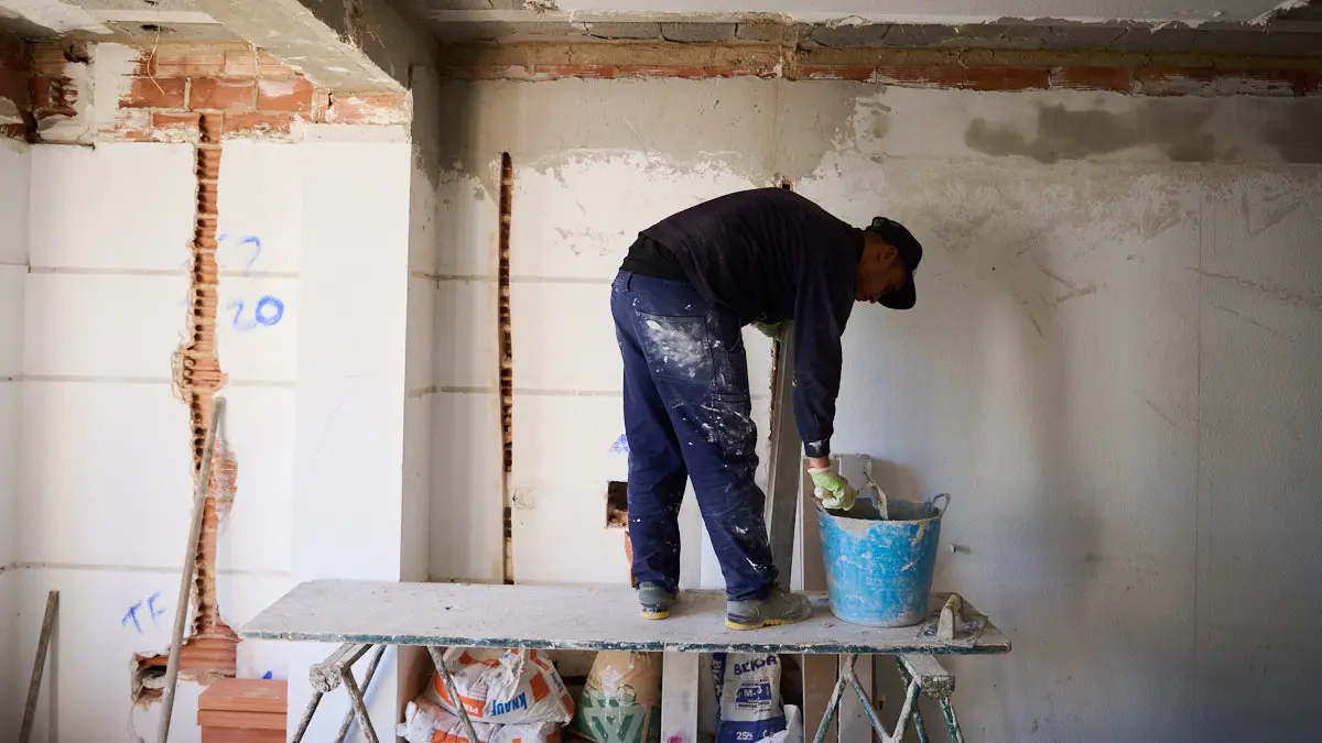 La comisión de Asuntos Ciudadanos del Ayuntamiento de Pamplona visita las obras de rehabilitación y mejora de la accesibilidad los apartamentos para personas mayores de Txoko Berri. PABLO LASAOSA