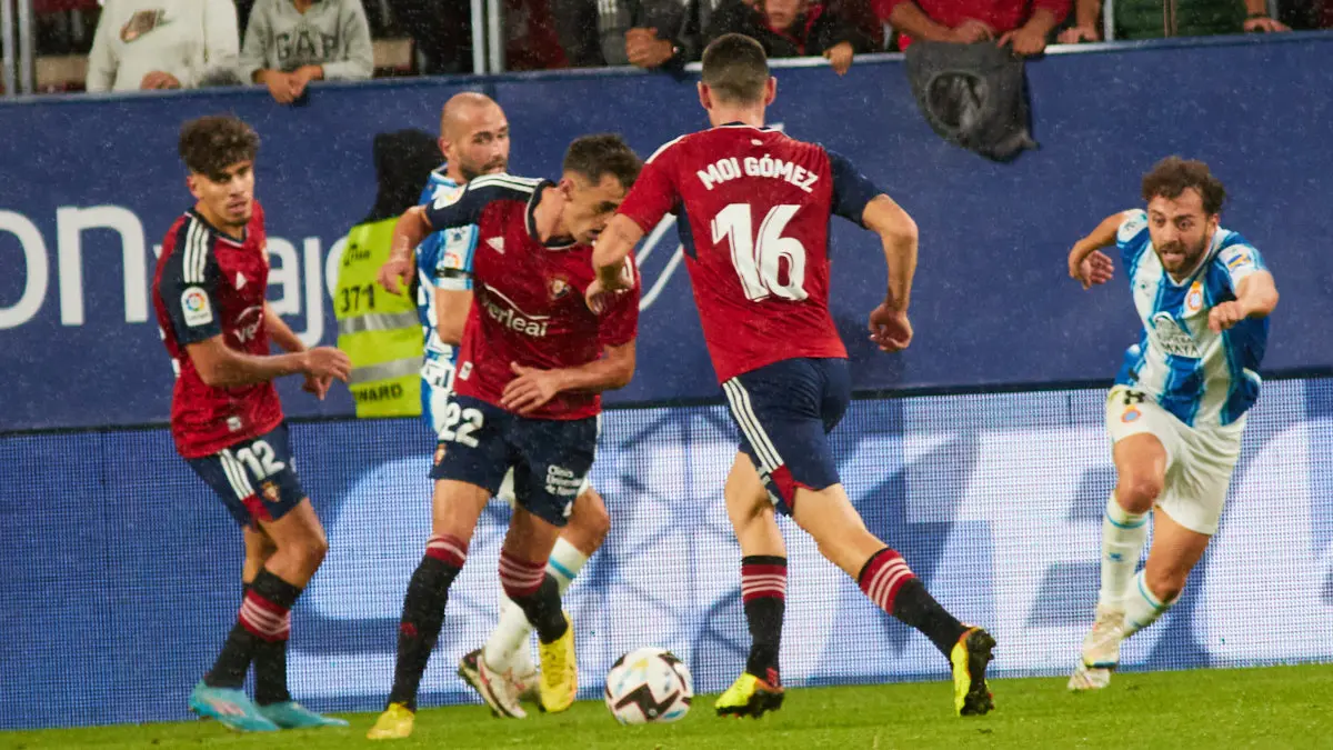 Partido de La Liga Santander entre CA Osasuna y RCD Espanyol disputado en el estadio de El Sadar. IÑIGO ALZUGARAY
