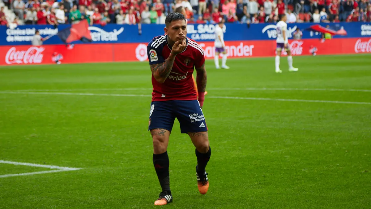Partido de La Liga Santander entre Osasuna y Real Valladolid disputado en el estadio de El Sadar. IÑIGO ALZUGARAY
