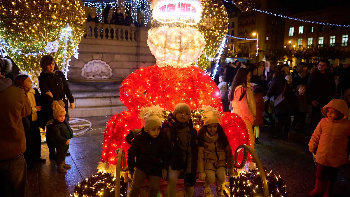 Encendido de la iluminación navideña 2022 en Pamplona. PABLO LASAOSA