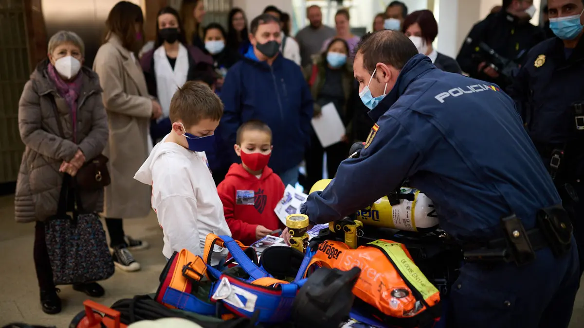 La Policía Nacional entrega manualidades que han realizado escolares para personas enfermas dentro de la iniciativa solidaria 'En tus manos una sonrisa'. PABLO LASAOSA