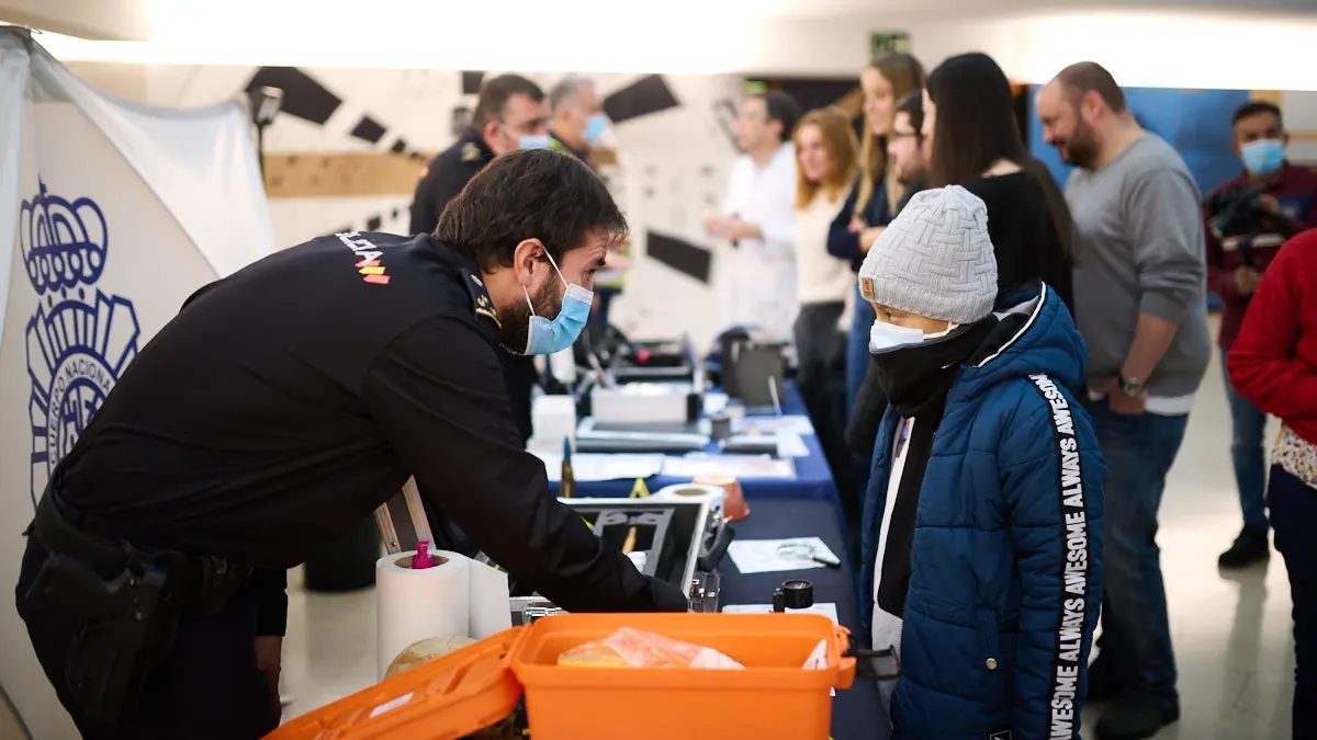 La Policía Nacional entrega manualidades que han realizado escolares para personas enfermas dentro de la iniciativa solidaria 'En tus manos una sonrisa'. PABLO LASAOSA