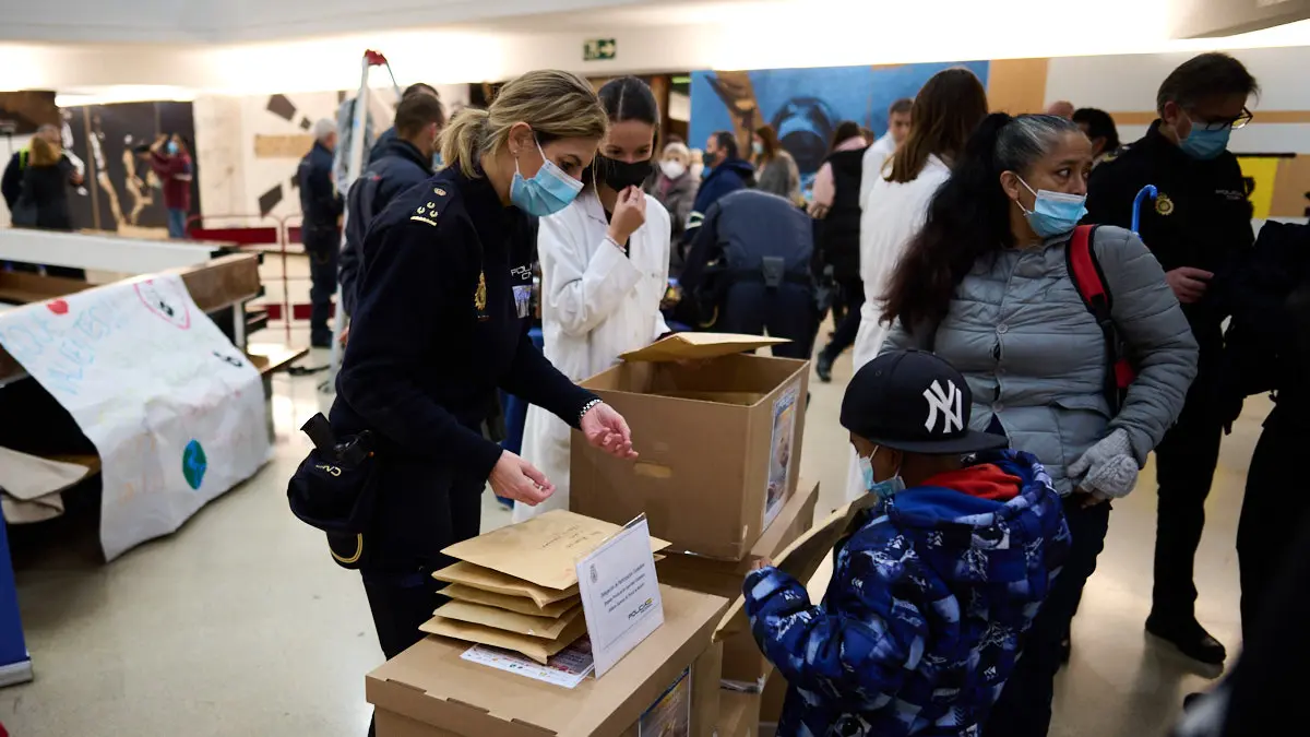 La Policía Nacional entrega manualidades que han realizado escolares para personas enfermas dentro de la iniciativa solidaria 'En tus manos una sonrisa'. PABLO LASAOSA