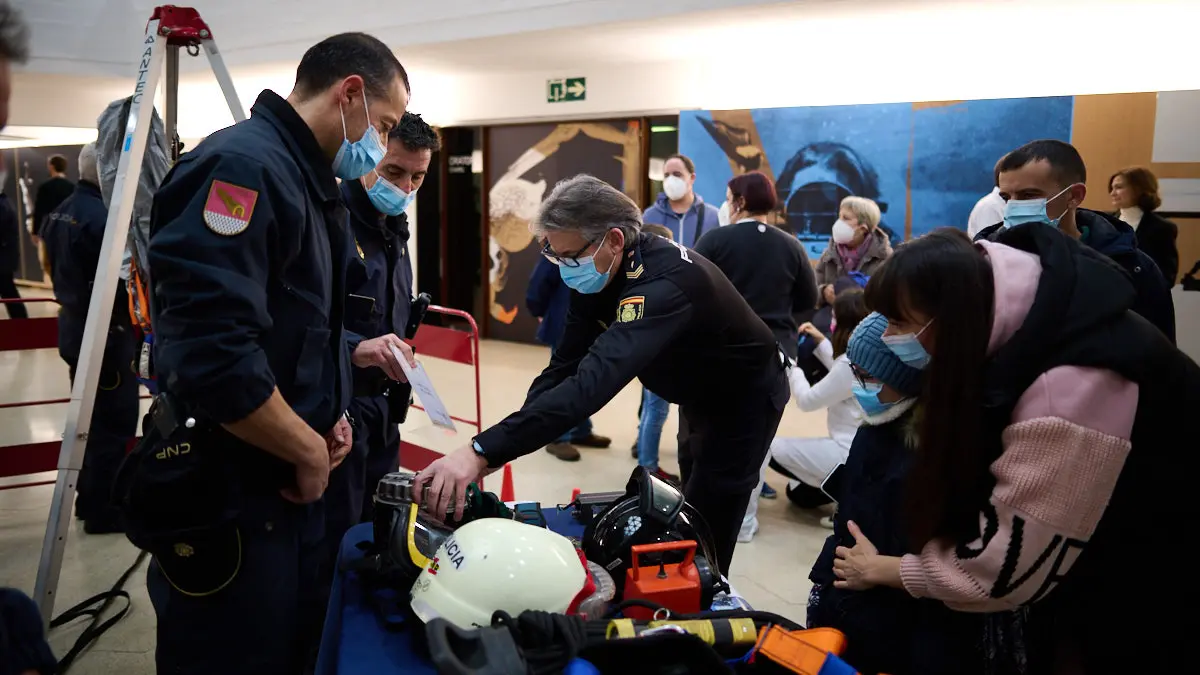 La Policía Nacional entrega manualidades que han realizado escolares para personas enfermas dentro de la iniciativa solidaria 'En tus manos una sonrisa'. PABLO LASAOSA