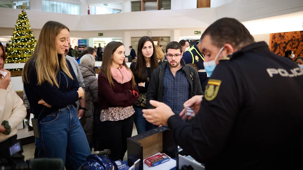 La Policía Nacional entrega manualidades que han realizado escolares para personas enfermas dentro de la iniciativa solidaria 'En tus manos una sonrisa'. PABLO LASAOSA