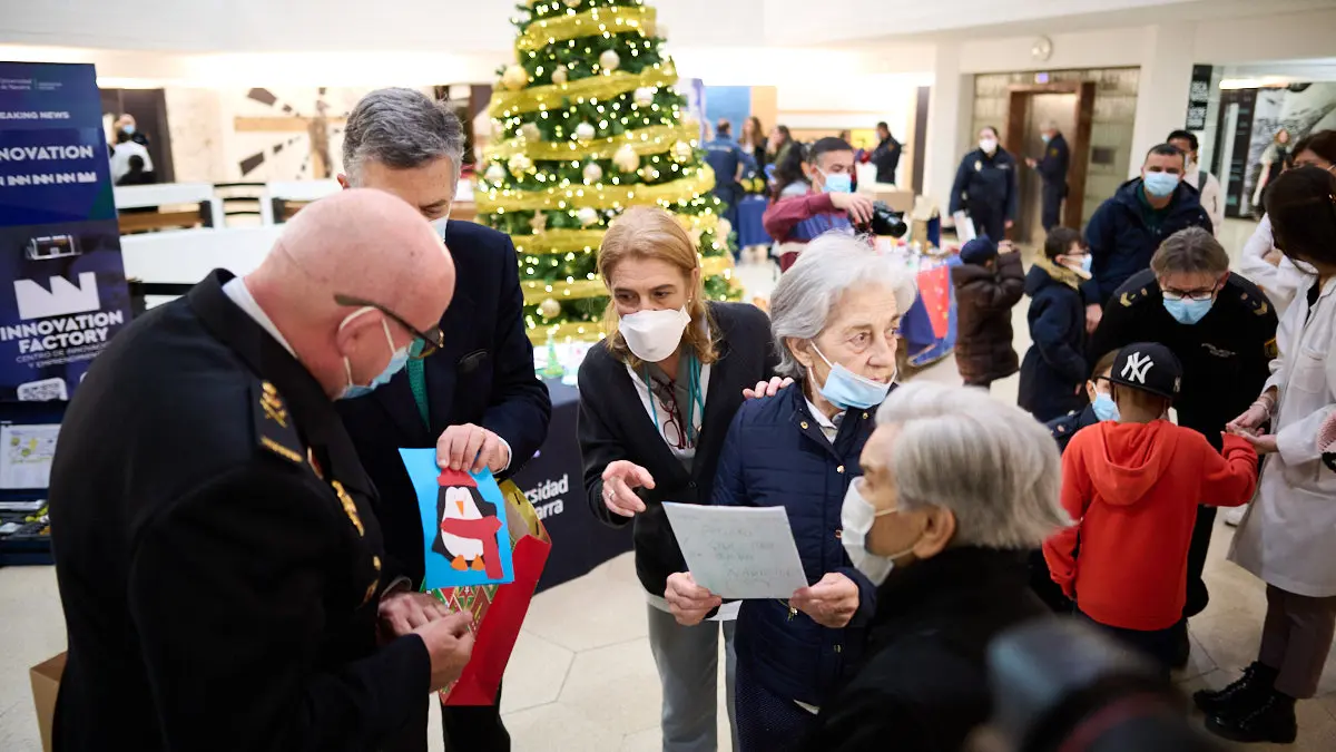 La Policía Nacional entrega manualidades que han realizado escolares para personas enfermas dentro de la iniciativa solidaria 'En tus manos una sonrisa'. PABLO LASAOSA