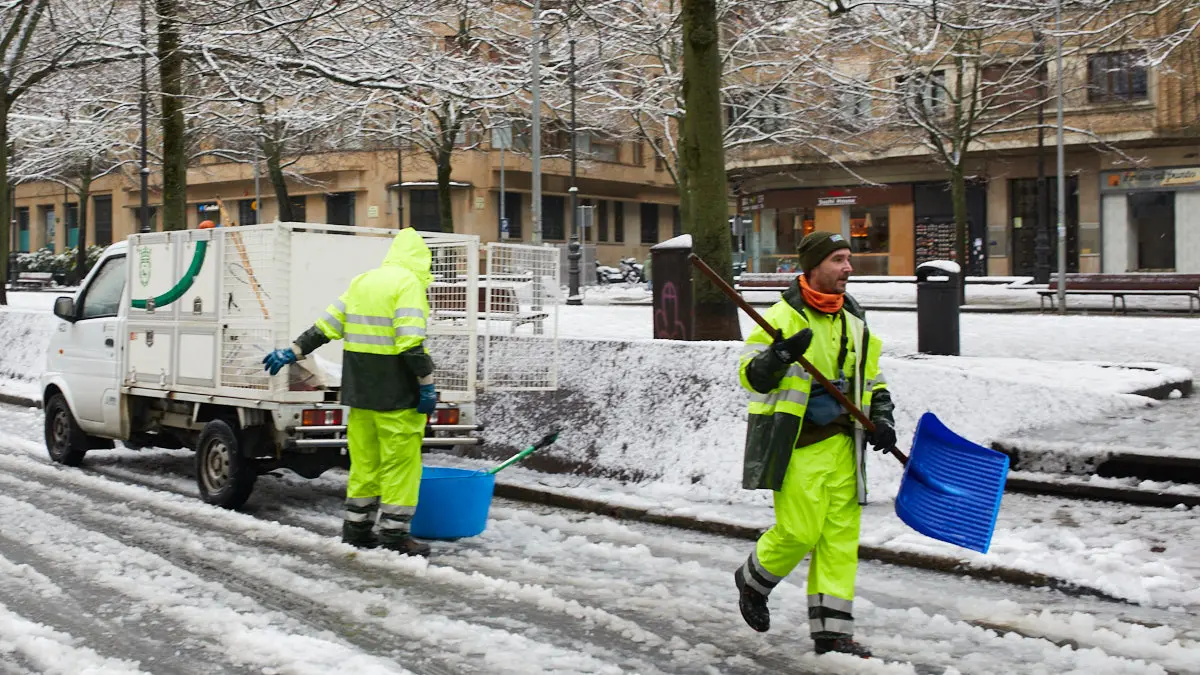 Los servicios de limpieza del Ayuntamiento de Pamplona trabajan para quitar la nieve y hielo de las calles tras la nevada de las últimas horas en la ciudad. IÑIGO ALZUGARAY