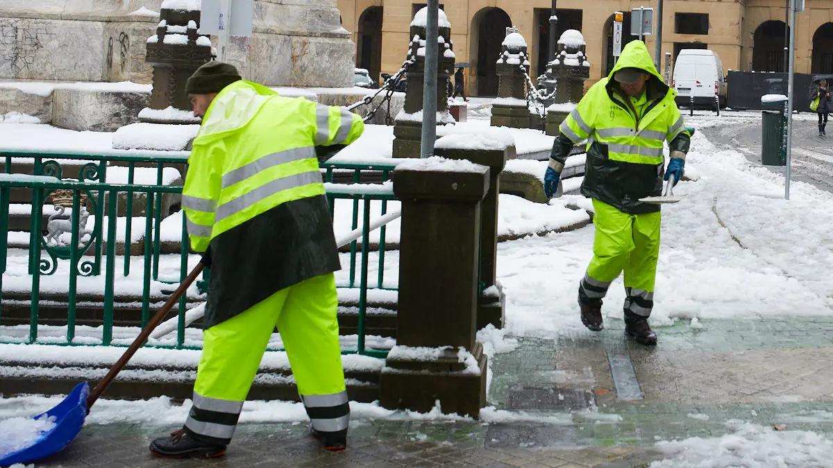 Los servicios de limpieza del Ayuntamiento de Pamplona trabajan para quitar la nieve y hielo de las calles tras la nevada de las últimas horas en la ciudad. IÑIGO ALZUGARAY