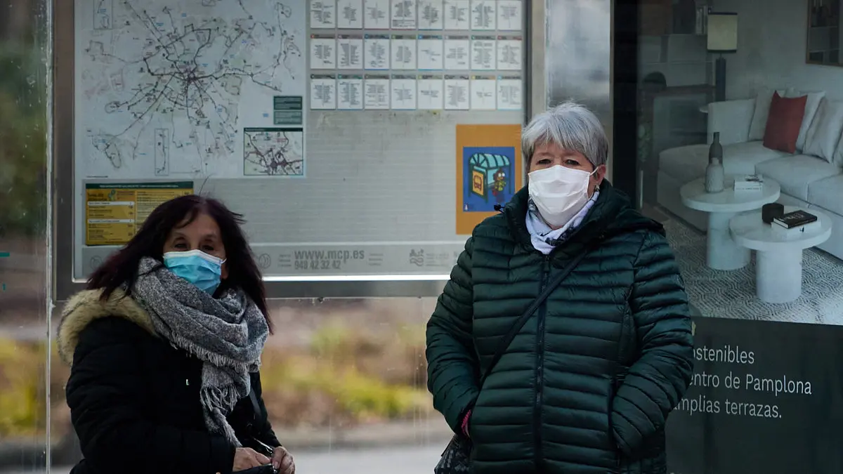 Varios usuarios cogen la vilalvesa durante el útimo día de mascarillas obligatorias en el trasnporte público de Pamplona desde el inicio de la pandemia. PABLOLASAOSA