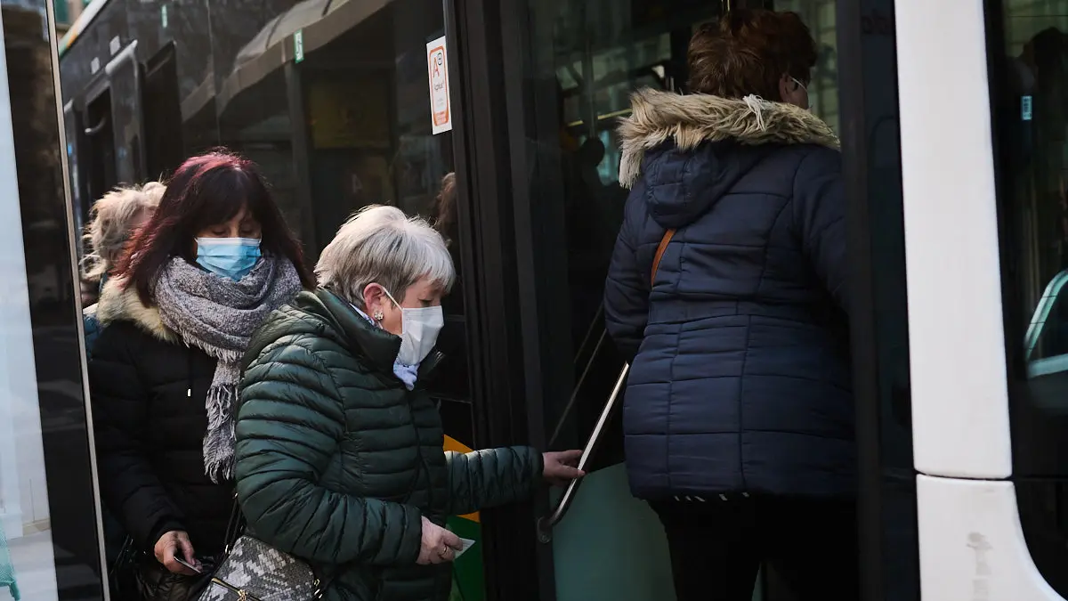 Varios usuarios cogen la vilalvesa durante el útimo día de mascarillas obligatorias en el trasnporte público de Pamplona desde el inicio de la pandemia. PABLOLASAOSA