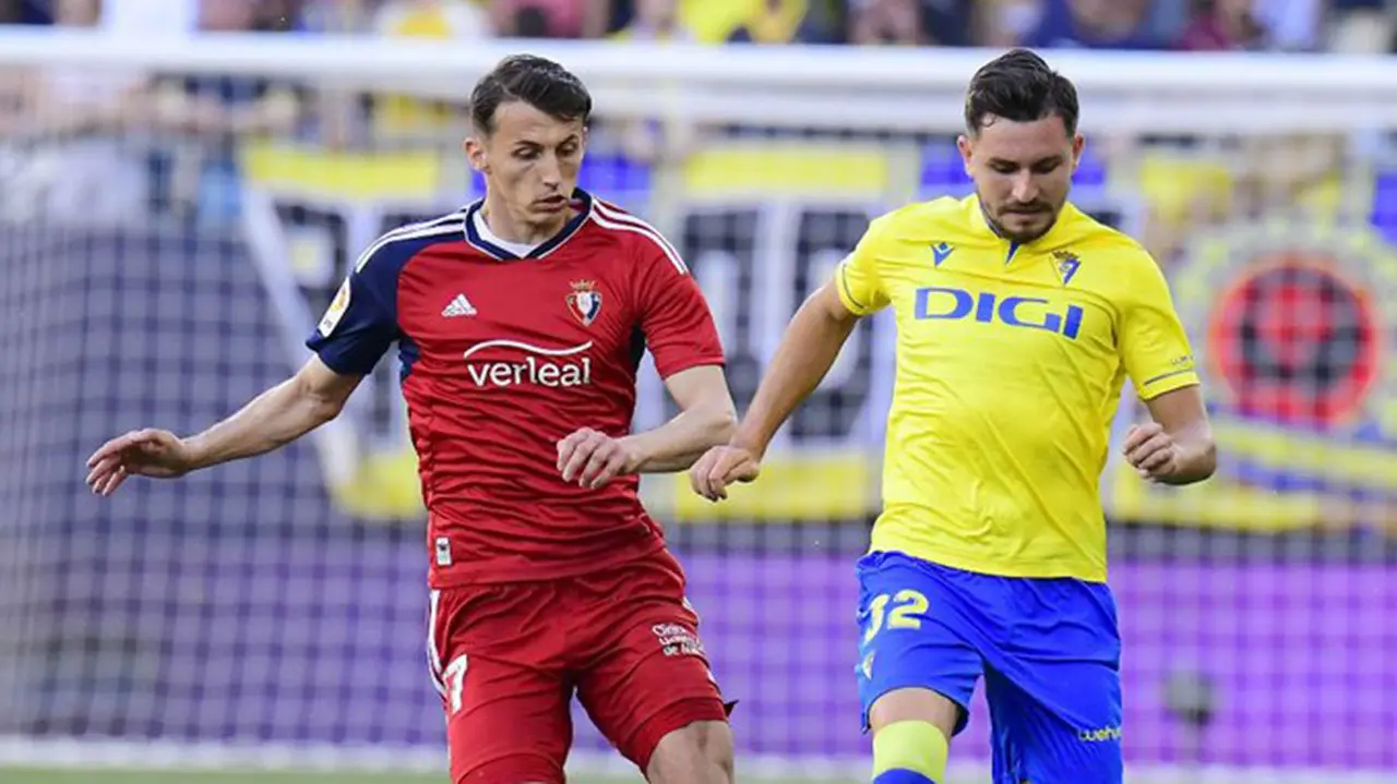 Ante Budimir en acción ante el equipo andaluz en el Nuevo Mirandilla. Cádiz CF.