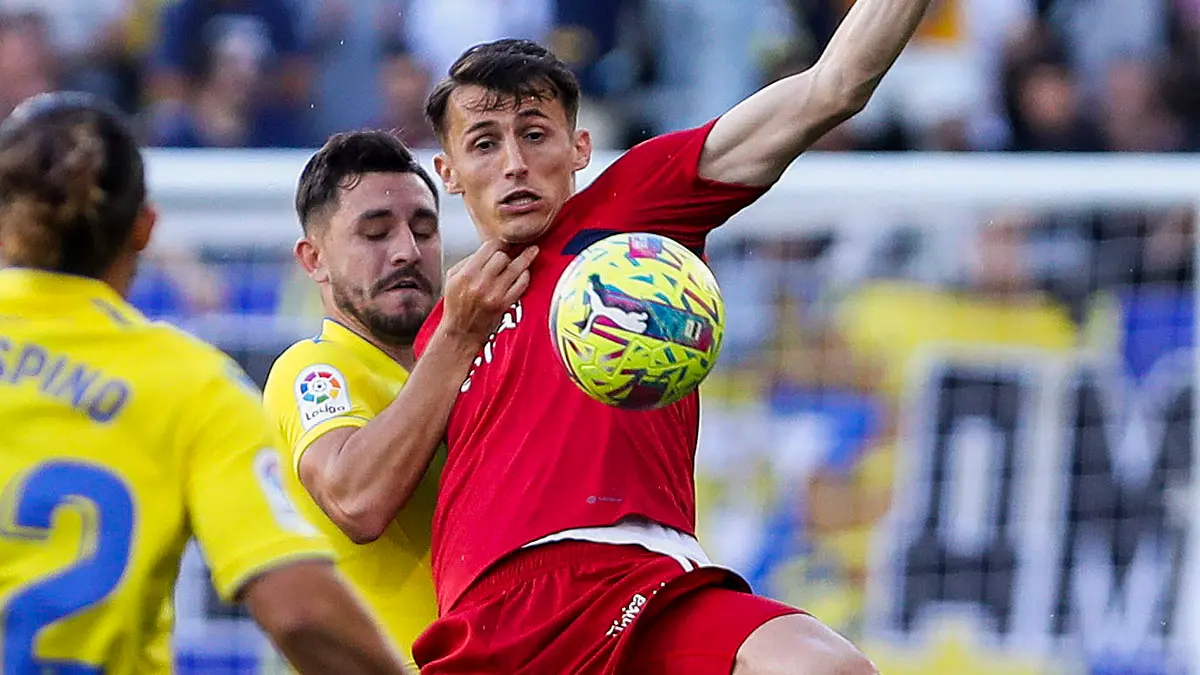 El centrocampista del Club Atlético Osasuna, Moncayola lucha por el balón con el defensa del Cádiz CF Chust (i) durante un partido de LaLiga, entre Cádiz CF y el Club Atlético Osasuna, este martes, en el estadio Nuevo Mirandilla de Cádiz (España). EFE/ Román Ríos