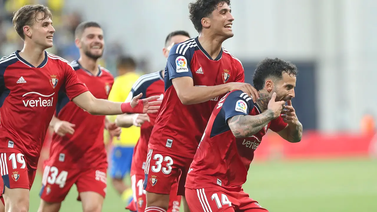 El centrocampista de Osasuna Rubén García (d) celebra con sus compañeros tras marcar ante el Cádiz, durante el partido de Liga que enfrenta al Cádiz CF y al Club Atlético Osasuna este martes en el estadio Nuevo Mirandilla. EFE/Román Ríos