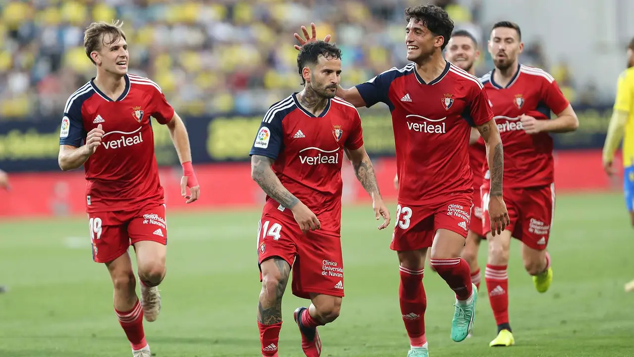 El centrocampista de Osasuna Rubén García (2-i) celebra con sus compañeros tras marcar ante el Cádiz, durante el partido de Liga que enfrenta al Cádiz CF y al Club Atlético Osasuna este martes en el estadio Nuevo Mirandilla. EFE/Román Ríos