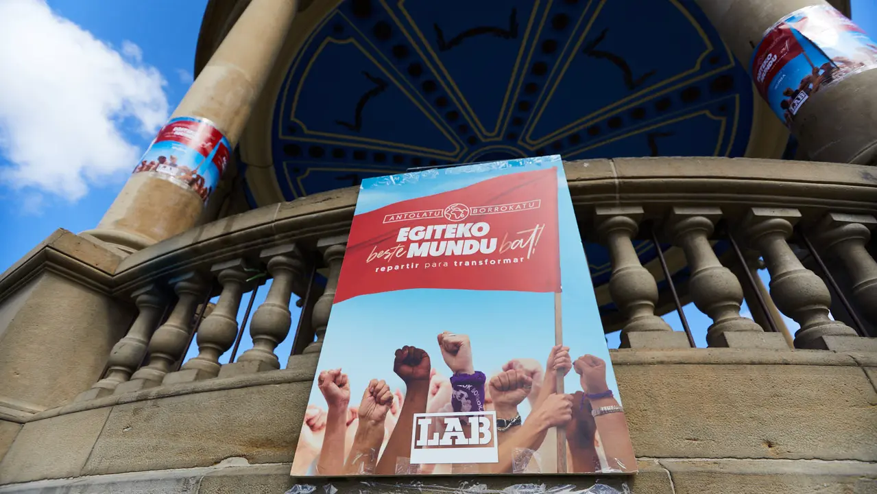Manifestación de LAB, con el lema 'Egiteko beste mundu bat (Otro mundo por hacer)', con motivo del 1º de Mayo. IÑIGO ALZUGARAY