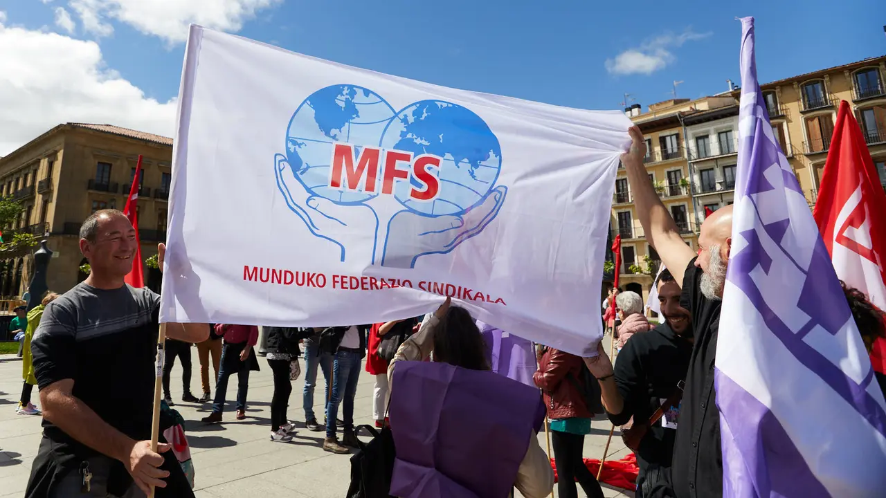 Manifestación de LAB, con el lema 'Egiteko beste mundu bat (Otro mundo por hacer)', con motivo del 1º de Mayo. IÑIGO ALZUGARAY