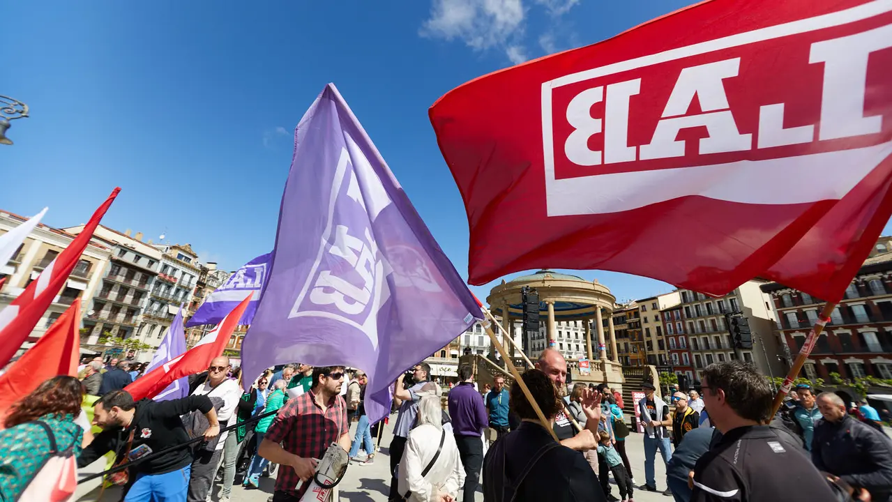 Manifestación de LAB, con el lema 'Egiteko beste mundu bat (Otro mundo por hacer)', con motivo del 1º de Mayo. IÑIGO ALZUGARAY
