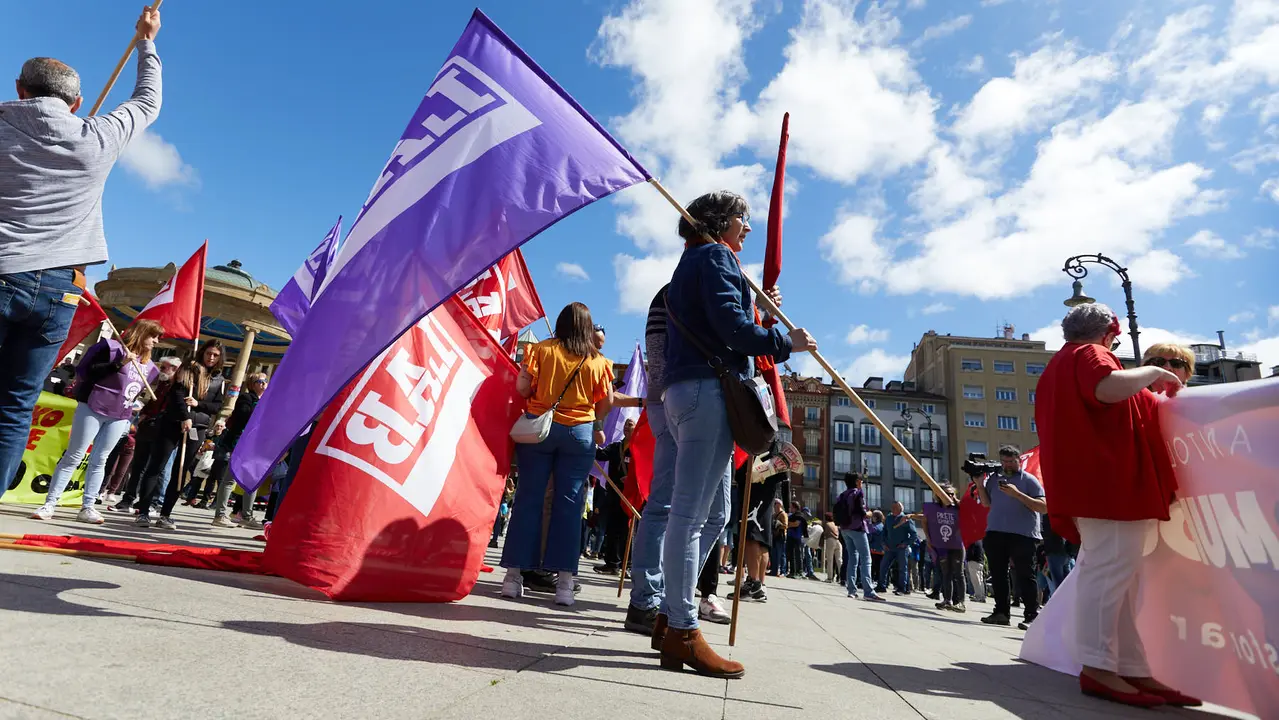 Manifestación de LAB, con el lema 'Egiteko beste mundu bat (Otro mundo por hacer)', con motivo del 1º de Mayo. IÑIGO ALZUGARAY