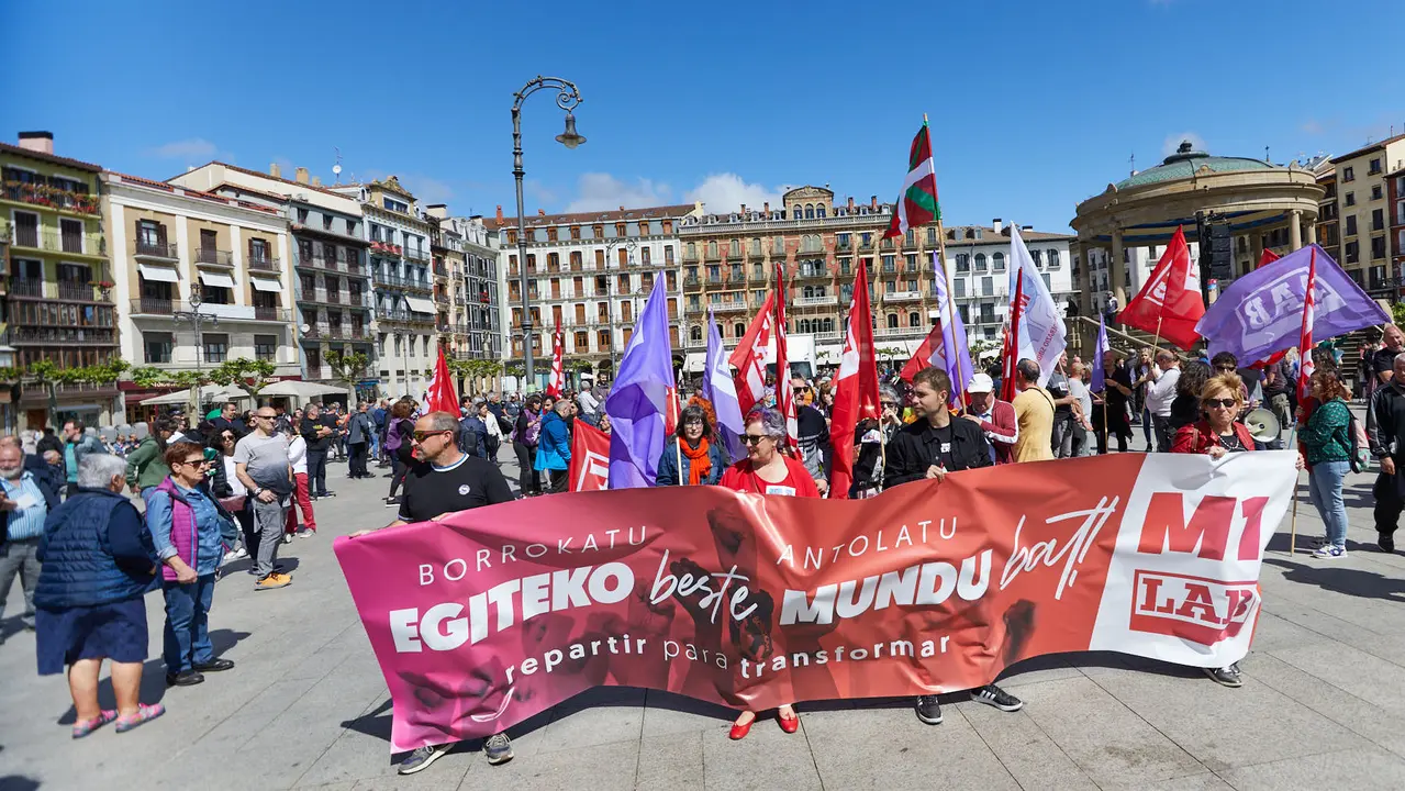 Manifestación de LAB, con el lema 'Egiteko beste mundu bat (Otro mundo por hacer)', con motivo del 1º de Mayo. IÑIGO ALZUGARAY