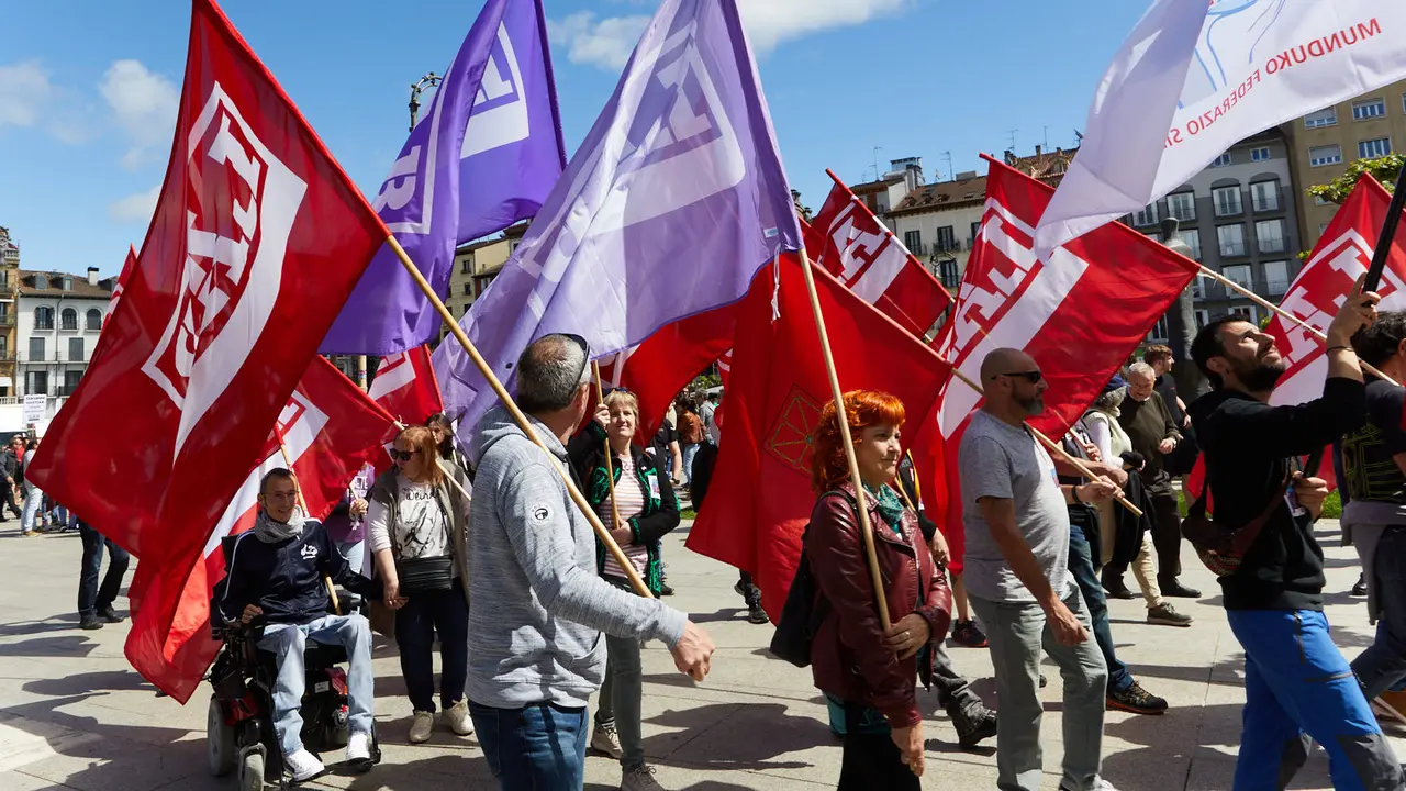 Manifestación de LAB, con el lema 'Egiteko beste mundu bat (Otro mundo por hacer)', con motivo del 1º de Mayo. IÑIGO ALZUGARAY