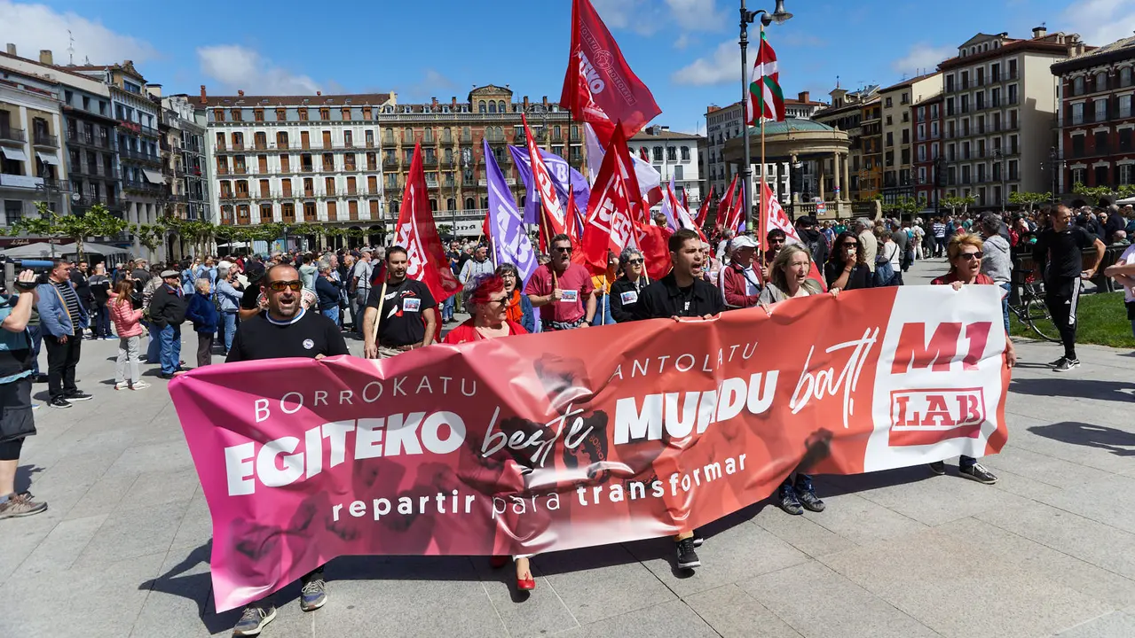 Manifestación de LAB, con el lema 'Egiteko beste mundu bat (Otro mundo por hacer)', con motivo del 1º de Mayo. IÑIGO ALZUGARAY