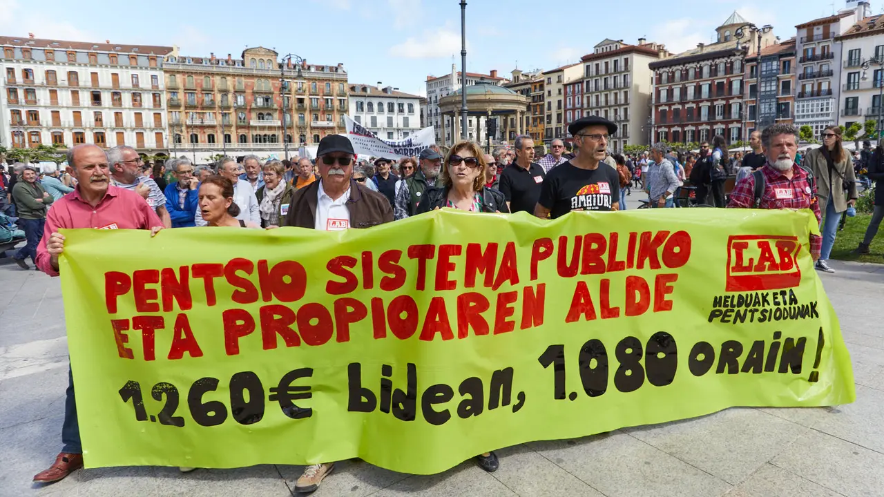 Manifestación de LAB, con el lema 'Egiteko beste mundu bat (Otro mundo por hacer)', con motivo del 1º de Mayo. IÑIGO ALZUGARAY