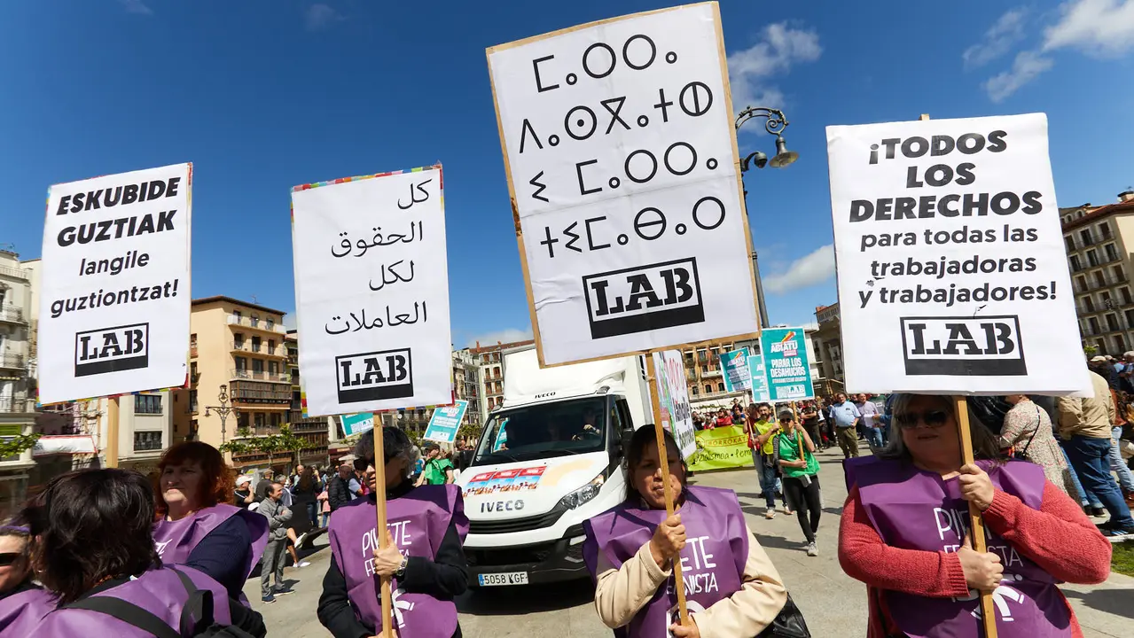 Manifestación de LAB, con el lema 'Egiteko beste mundu bat (Otro mundo por hacer)', con motivo del 1º de Mayo. IÑIGO ALZUGARAY