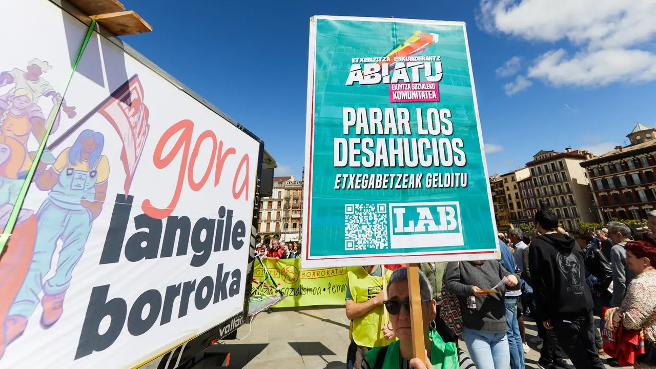 Manifestación de LAB, con el lema 'Egiteko beste mundu bat (Otro mundo por hacer)', con motivo del 1º de Mayo. IÑIGO ALZUGARAY