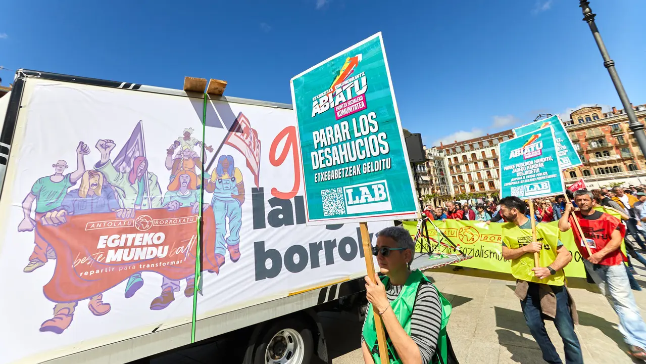 Manifestación de LAB, con el lema 'Egiteko beste mundu bat (Otro mundo por hacer)', con motivo del 1º de Mayo. IÑIGO ALZUGARAY