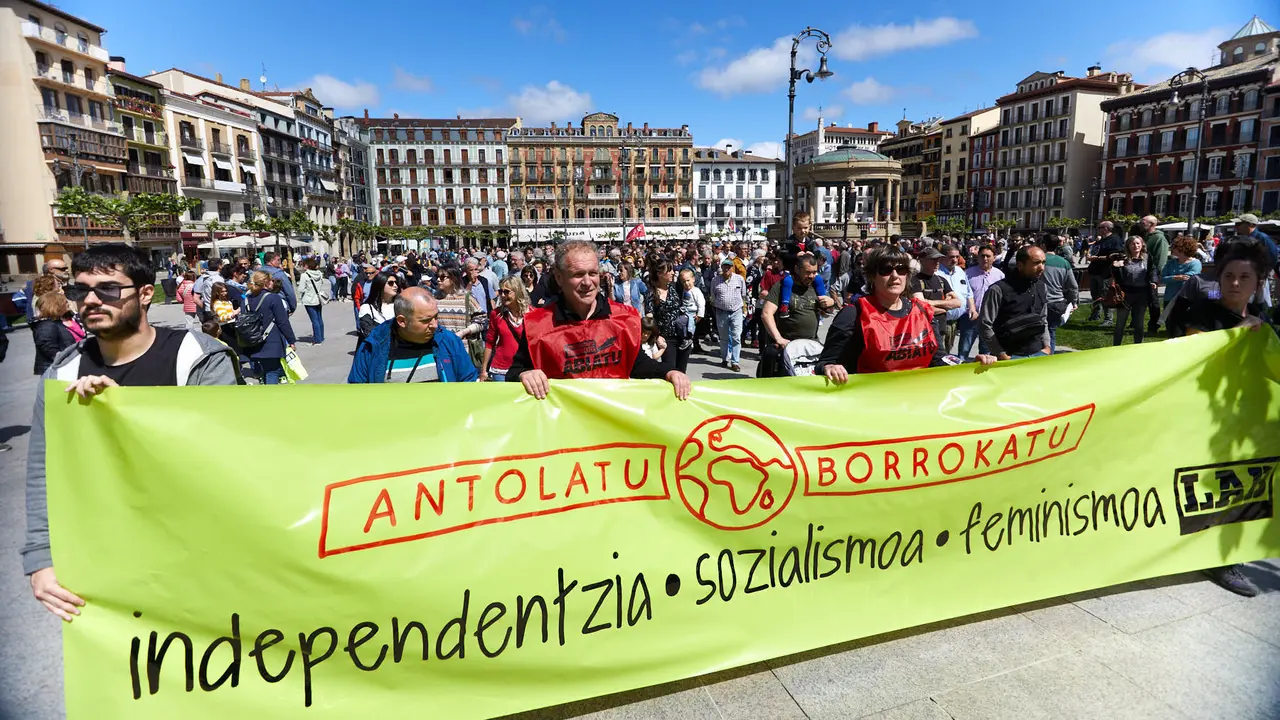 Manifestación de LAB, con el lema 'Egiteko beste mundu bat (Otro mundo por hacer)', con motivo del 1º de Mayo. IÑIGO ALZUGARAY