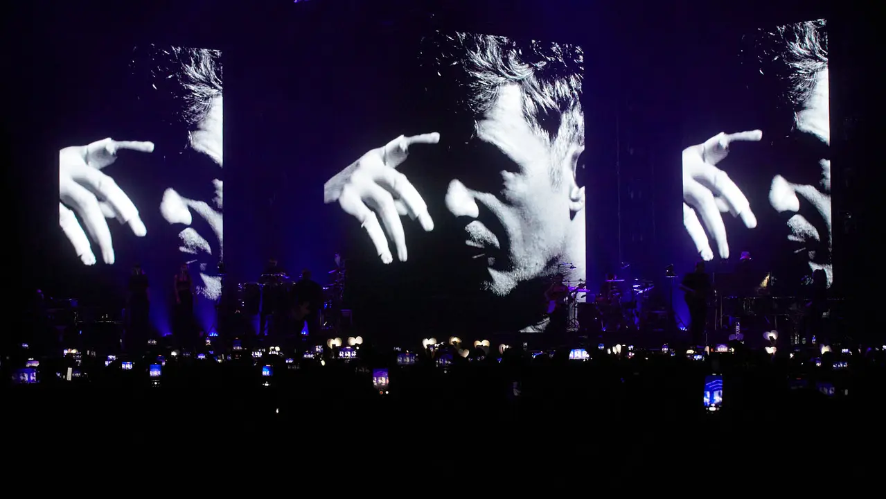 El cantante Alejandro Sanz inicia la segunda parte de su gira «Sanz en Vivo» en el pabellón Navarra Arena de Pamplona con un concierto que ha tomado especial importancia después de que el pasado 27 de mayo el artista dijera en sus redes sociales que no se encontraba bien de ánimo pero que quería seguir adelante con la gira. IÑIGO ALZUGARAY