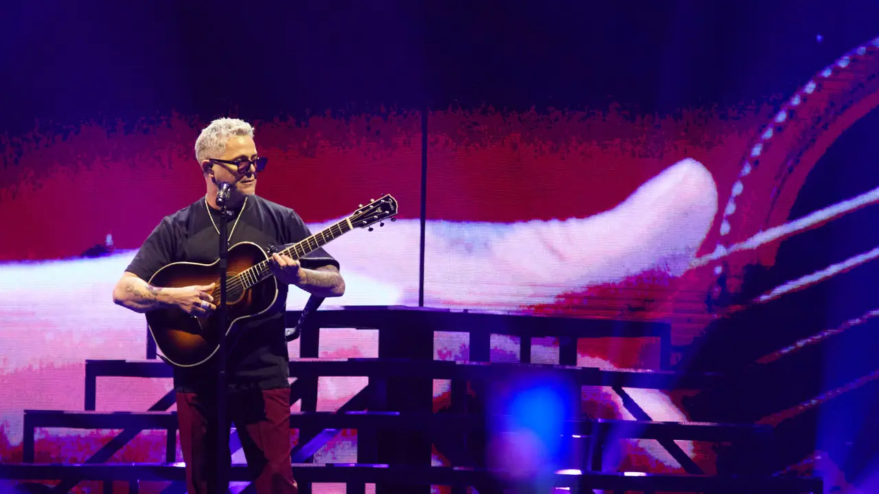 El cantante Alejandro Sanz inicia la segunda parte de su gira «Sanz en Vivo» en el pabellón Navarra Arena de Pamplona con un concierto que ha tomado especial importancia después de que el pasado 27 de mayo el artista dijera en sus redes sociales que no se encontraba bien de ánimo pero que quería seguir adelante con la gira. IÑIGO ALZUGARAY