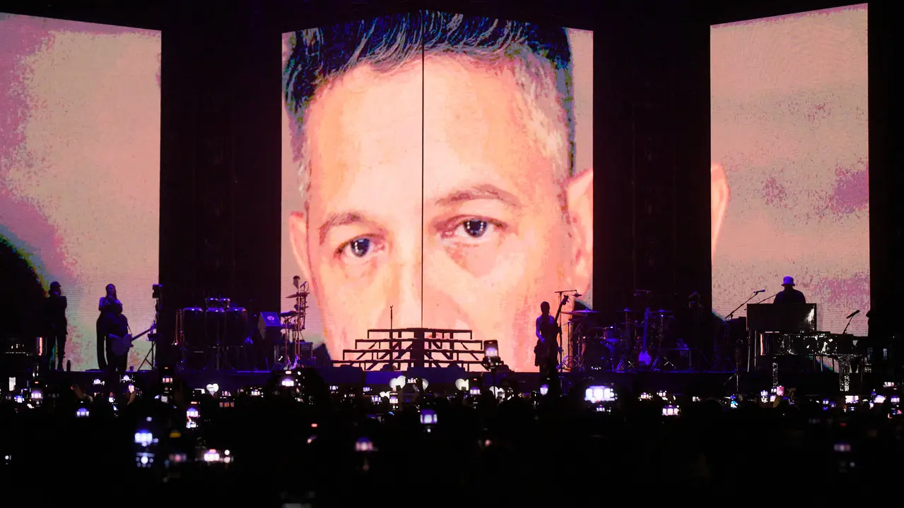 El cantante Alejandro Sanz inicia la segunda parte de su gira «Sanz en Vivo» en el pabellón Navarra Arena de Pamplona con un concierto que ha tomado especial importancia después de que el pasado 27 de mayo el artista dijera en sus redes sociales que no se encontraba bien de ánimo pero que quería seguir adelante con la gira. IÑIGO ALZUGARAY