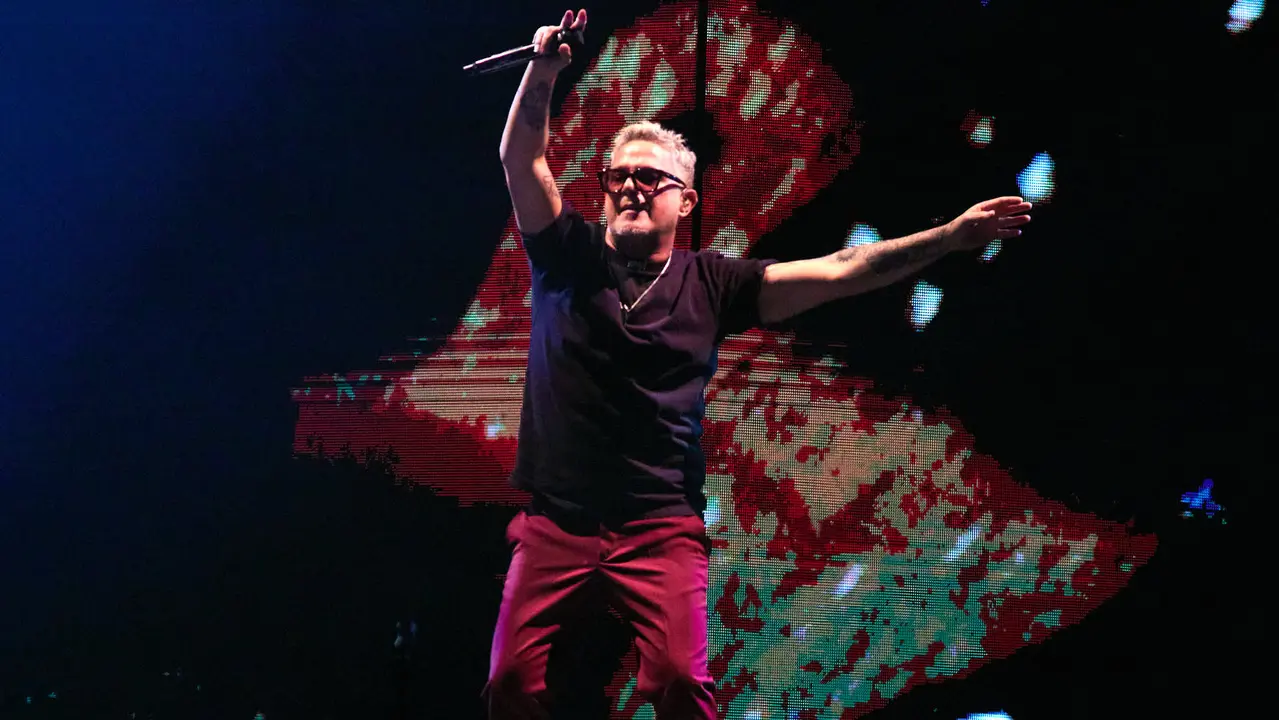 El cantante Alejandro Sanz inicia la segunda parte de su gira «Sanz en Vivo» en el pabellón Navarra Arena de Pamplona con un concierto que ha tomado especial importancia después de que el pasado 27 de mayo el artista dijera en sus redes sociales que no se encontraba bien de ánimo pero que quería seguir adelante con la gira. IÑIGO ALZUGARAY