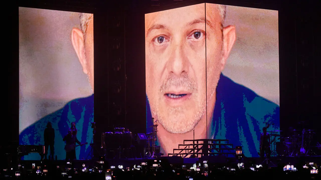 El cantante Alejandro Sanz inicia la segunda parte de su gira «Sanz en Vivo» en el pabellón Navarra Arena de Pamplona con un concierto que ha tomado especial importancia después de que el pasado 27 de mayo el artista dijera en sus redes sociales que no se encontraba bien de ánimo pero que quería seguir adelante con la gira. IÑIGO ALZUGARAY