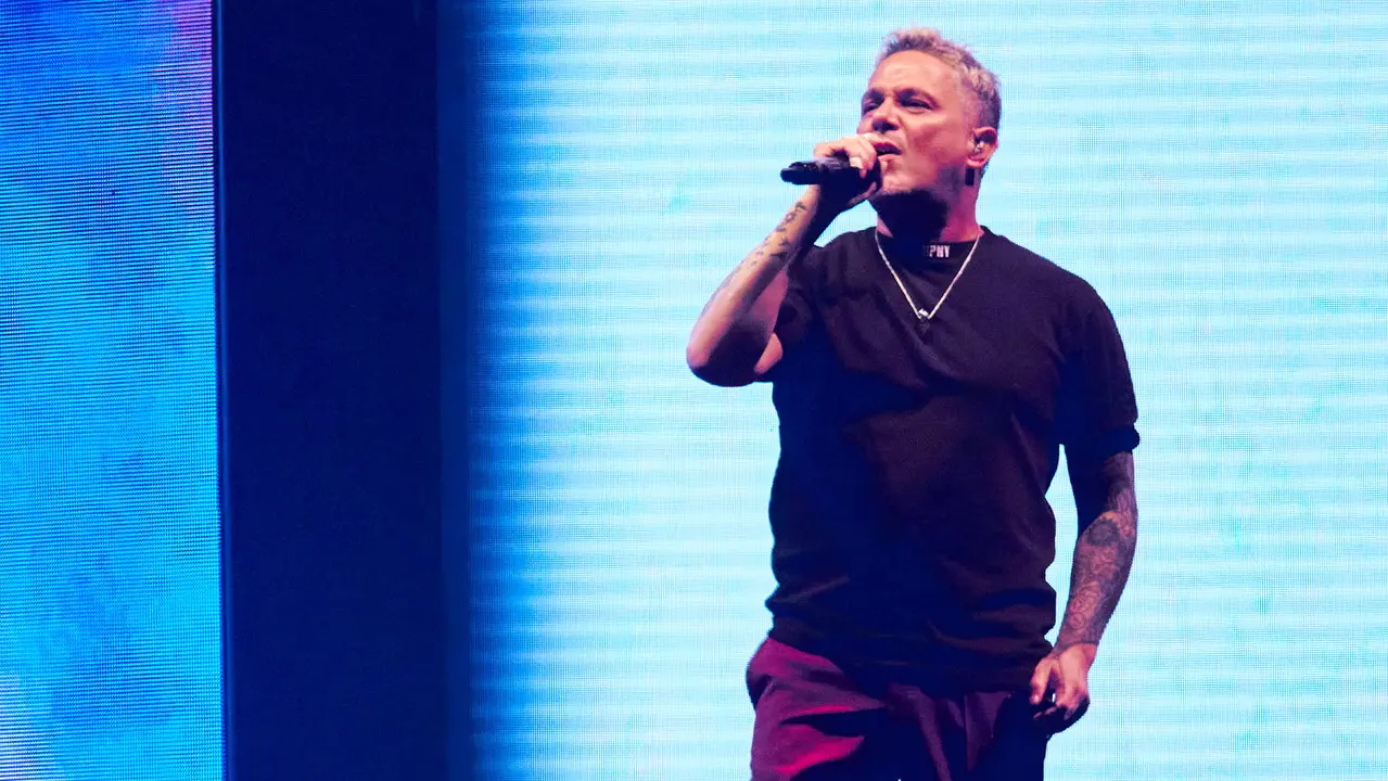 El cantante Alejandro Sanz inicia la segunda parte de su gira «Sanz en Vivo» en el pabellón Navarra Arena de Pamplona con un concierto que ha tomado especial importancia después de que el pasado 27 de mayo el artista dijera en sus redes sociales que no se encontraba bien de ánimo pero que quería seguir adelante con la gira. IÑIGO ALZUGARAY